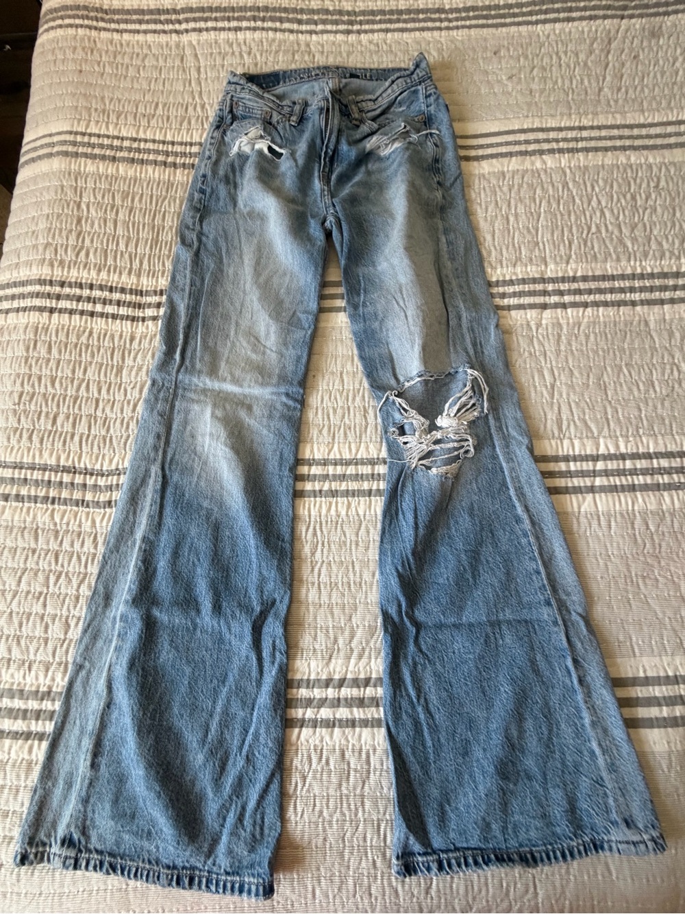 American Eagle Outfitters Light Blue Distressed Flare Jeans low rise flare 000